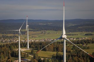 La commission compétente du Conseil des Etats est favorable à une procédure concentrée d'approbation pour des installations solaires et éoliennes (archives). KEYSTONE/VALENTIN FLAURAUD